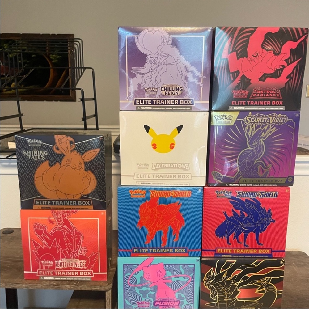 Pokemon Sword & Shield Elite Trainer Box - Red and Black - Picture 2 of 2